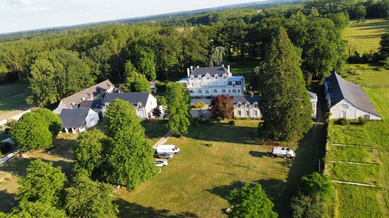 EMPLACEMENT BUCOLIQUE DE CAMPING dans le parc du château - Attention tente et matériels non fournis et sans possibilité de faire courir une rallonge pour se raccorder à l'électricité Brain-sur-Allonnes Exterior foto