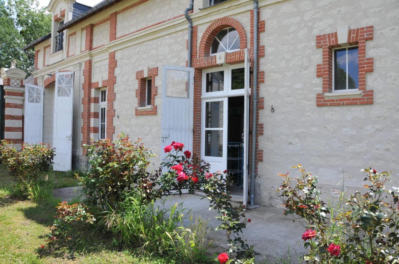 EMPLACEMENT BUCOLIQUE DE CAMPING dans le parc du château - Attention tente et matériels non fournis et sans possibilité de faire courir une rallonge pour se raccorder à l'électricité Brain-sur-Allonnes Exterior foto